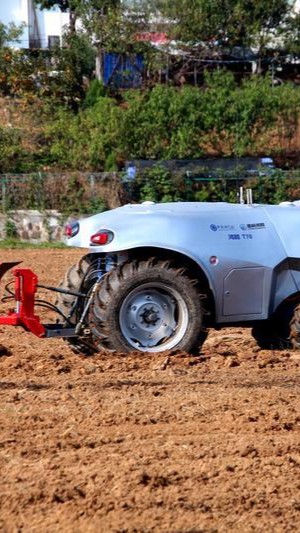 卡车前的摩托车

AI 生成的内容可能不正确。