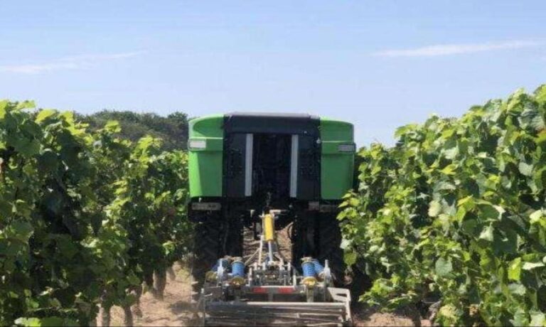 Sitia-Trektor-Autonomous-Robot-Weeder3(1)